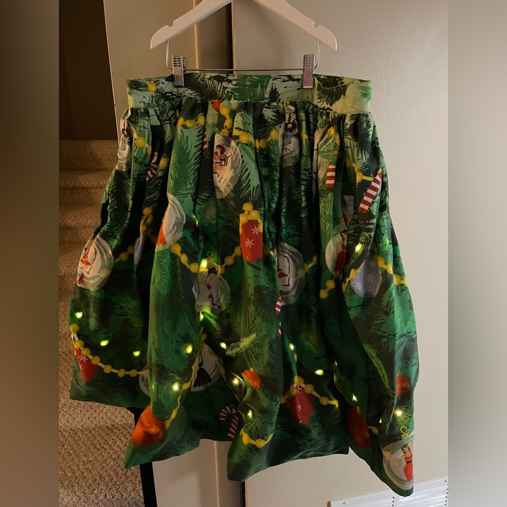 Unique vintage novelty Christmas light up skirt EUC. - Picture 7 of 10